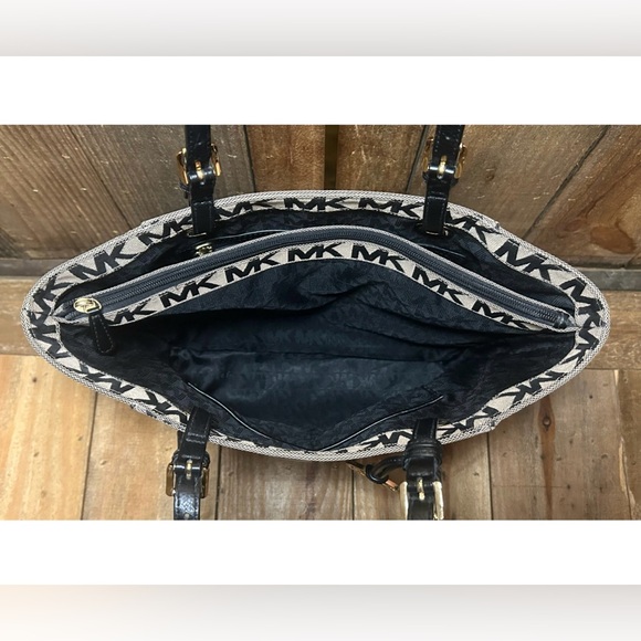 Michael Kors. 3 Piece Set: Jet Set Tote Bag with Free Dust Bag & Purse Scarf. - Picture 12 of 16